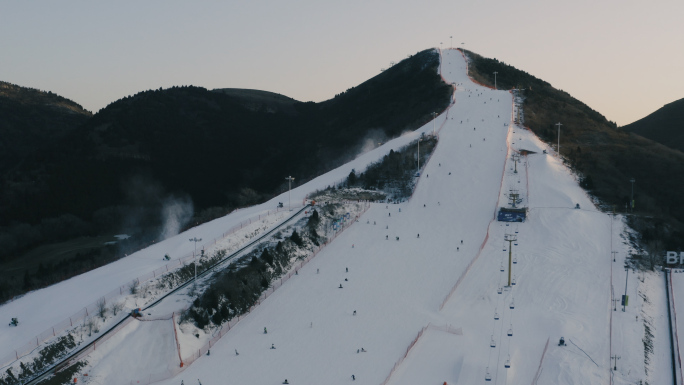 航拍滑雪场滑雪