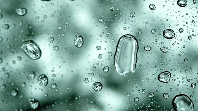 雨滴或水滴在透明玻璃上