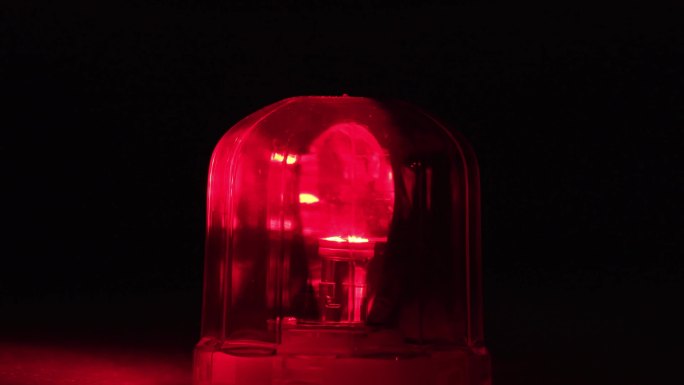 夜间紧急旋转报警红灯。