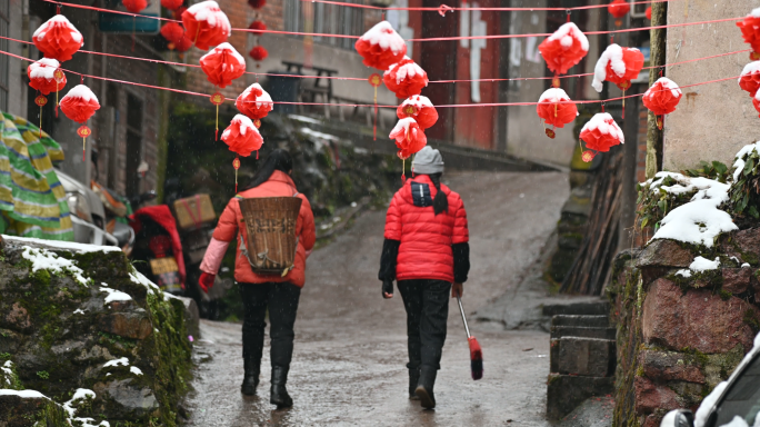 古镇老街春节下雪红灯笼挂满街乡村乡愁情节