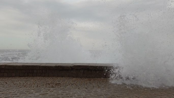 巨浪压碎海岸，大海波涛汹涌