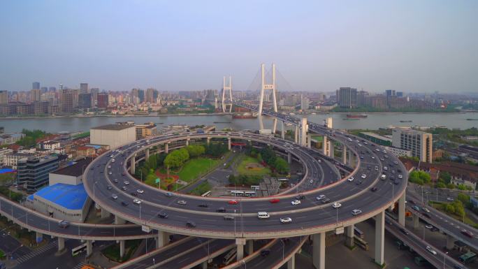 中国上海市中心南浦大桥鸟瞰图。
