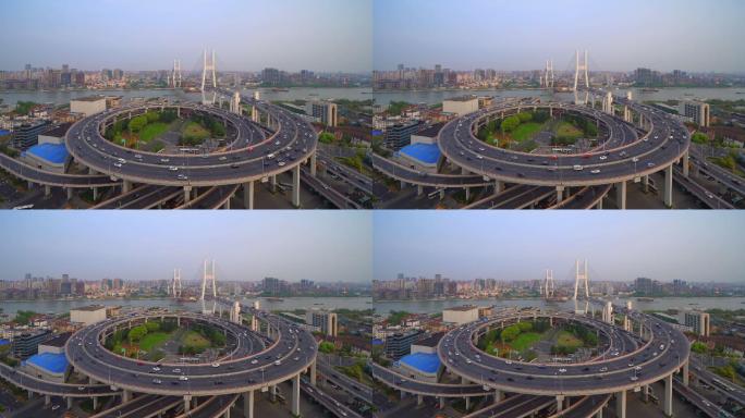 中国上海市中心南浦大桥鸟瞰图。