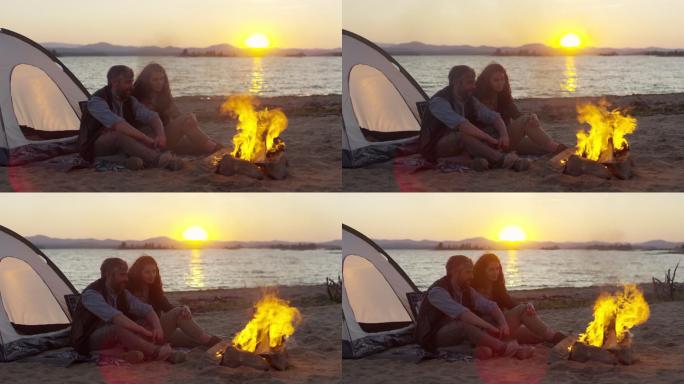 夫妇俩在湖边看篝火