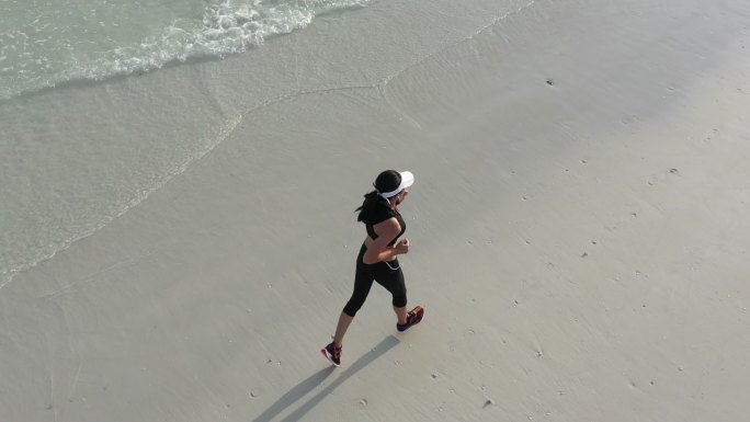 在海边锻炼健步走健身健美年轻女性