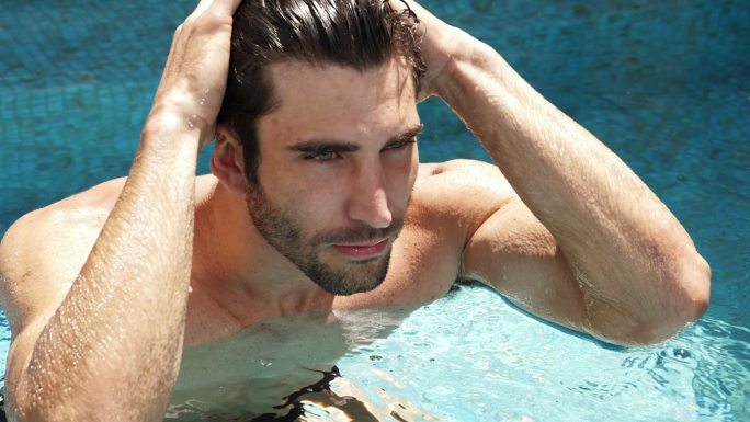 游泳池里的男子性感外国帅哥美男升格慢镜头