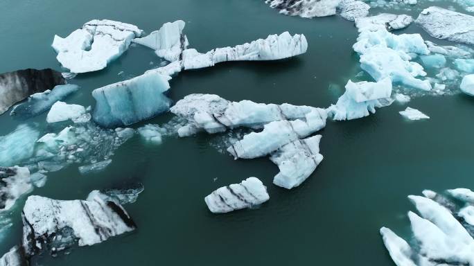 冰岛泻湖上漂浮的冰川
