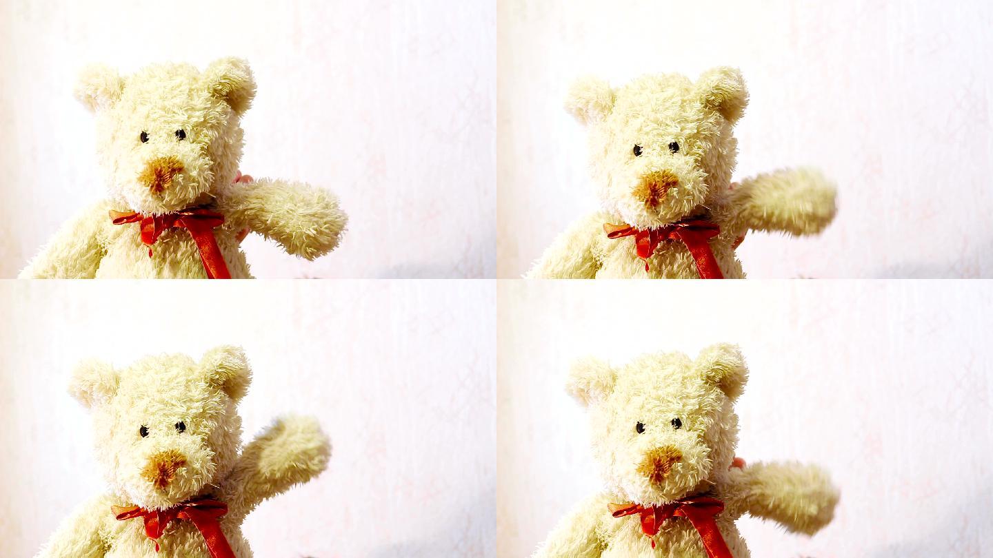 玩具泰迪熊挥舞着爪子