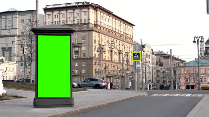 街道旁的绿色屏幕，以建筑物为背景