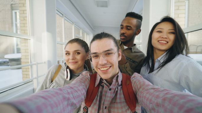 朋友们大学走廊里自拍一边玩