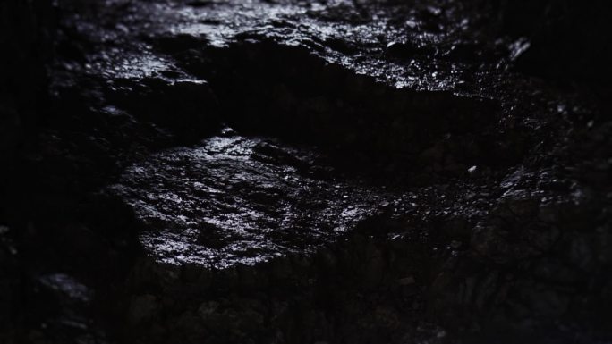 落在山洞里的水滴阴暗岩洞溶洞