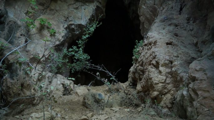 洞穴入口的倾斜镜头