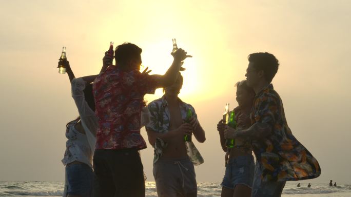 日落时分，一群年轻人在海滩派对上翩翩起舞。