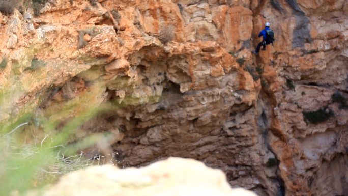 攀岩极限运动探险挑战自我危险行为