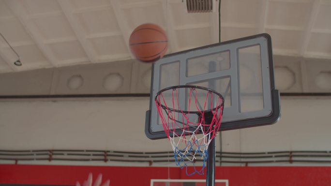 篮球运动员表演空中接力扣篮