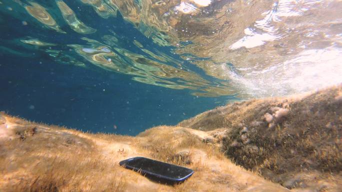 手机落入海底的水下镜头