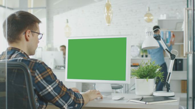 绿屏电脑办公场景绿屏电脑绿屏电脑