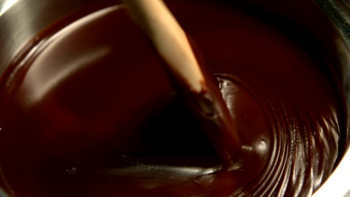 巧克力在平底锅中缓慢融化