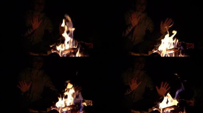 女孩在明火旁暖手取暖烧火烤火