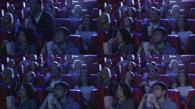 人们在电影院看电影