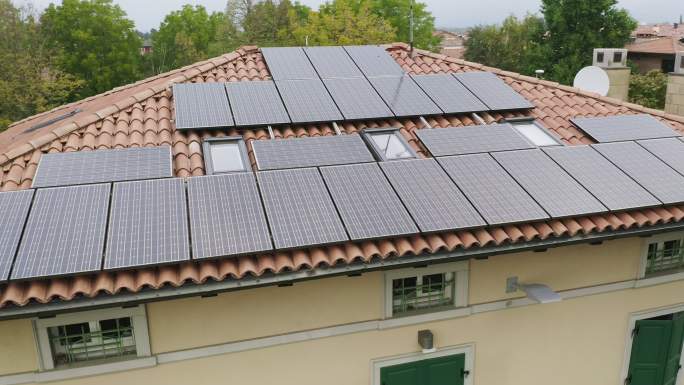 安装在屋顶上的太阳能电池板