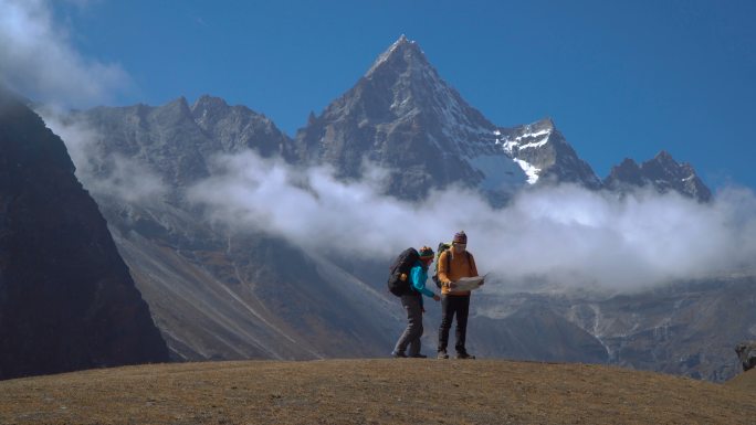 徒步旅行者在喜马拉雅山脉旅行