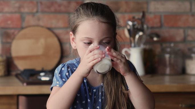 小女孩喝牛奶实拍