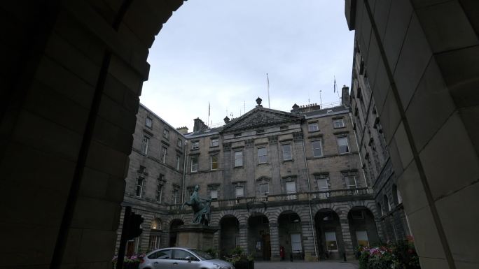 爱丁堡一座建筑庭院中的马雕像
