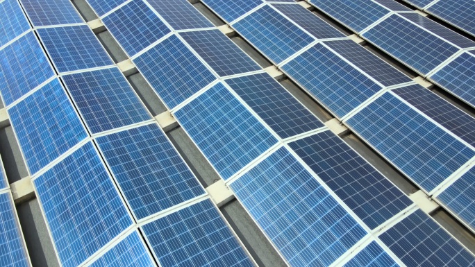 安装在屋顶上用于生产电力的太阳能电池板
