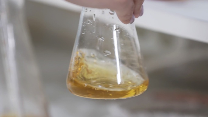 在实验室设备上分析威士忌样品。
