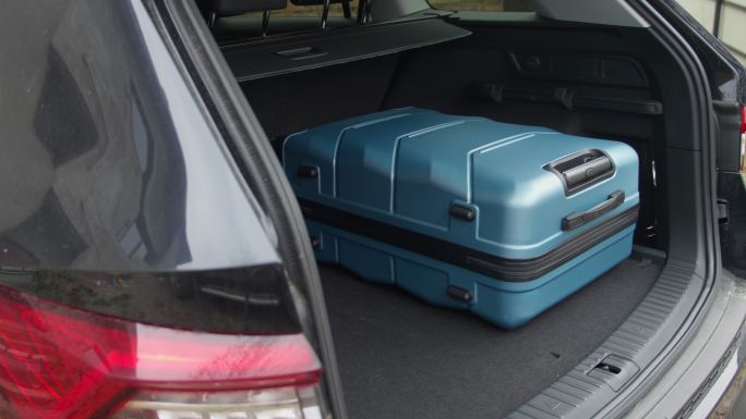 把行李箱都放在汽车的后备箱里