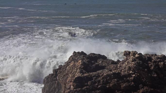 巨浪拍打着海岸线的岩石