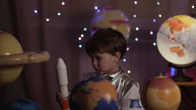 小男孩发射玩具火箭穿越行星