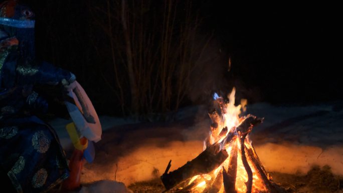 萨满正坐在火旁做着传统仪式