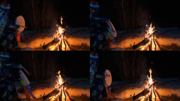 萨满正坐在火旁做着传统仪式