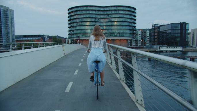 一名女子在桥上骑自行车
