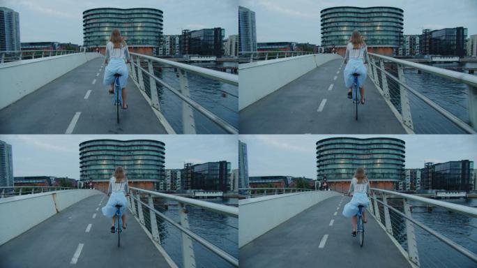 一名女子在桥上骑自行车