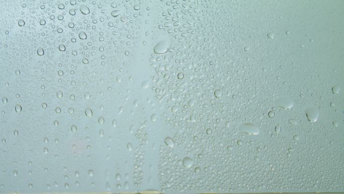 玻璃窗户上的水珠水泡