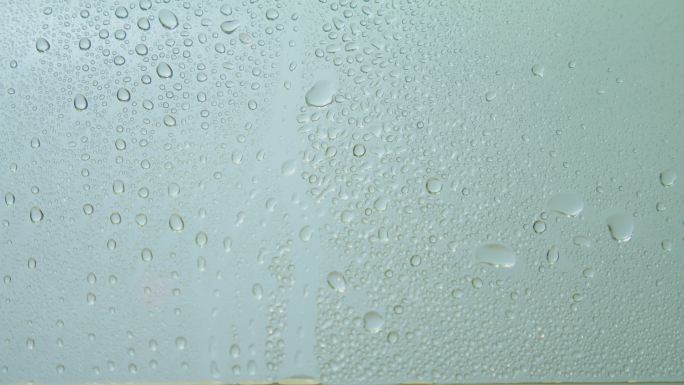 玻璃窗户上的水珠水泡