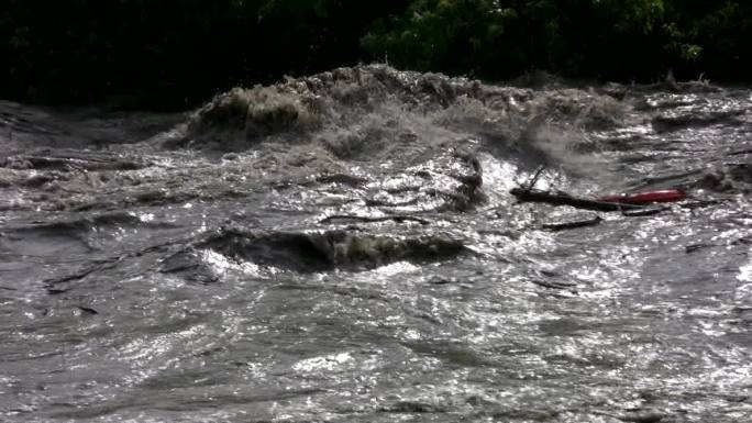 汹涌的河流。雨季救生圈泥石流