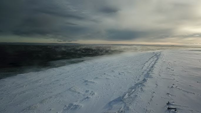 冬天苏必利尔湖上冬季雪花下雪雾凇风景