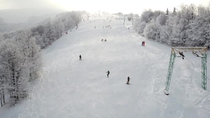 游客和度假者去山顶滑雪