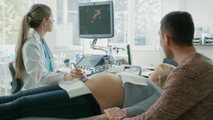 在医院里，医生对孕妇进行产前检查