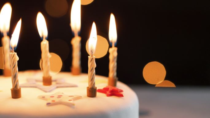白色生日蛋糕上的蜡烛
