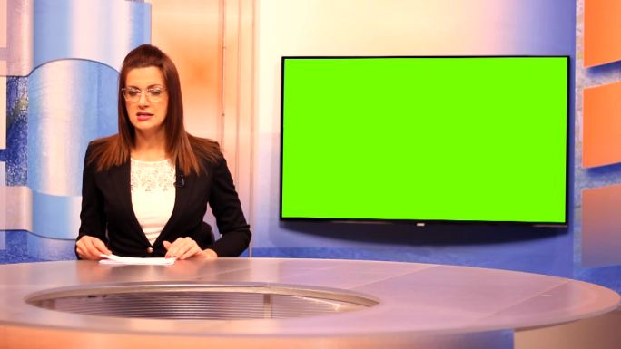 电视主持人和绿色屏幕背景