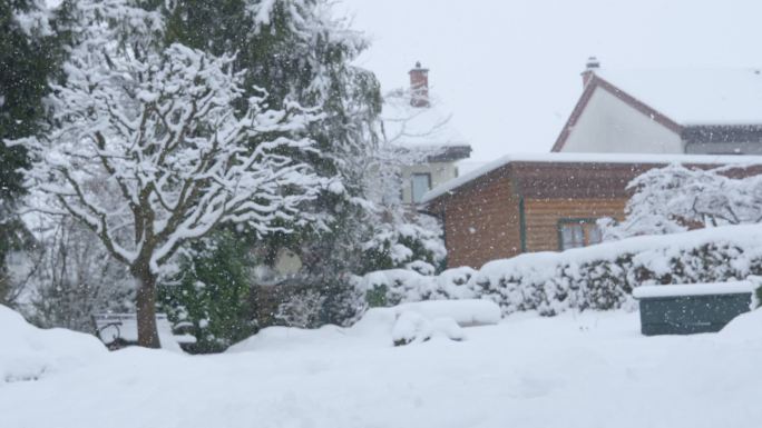 雪花覆盖着住宅别墅下雪