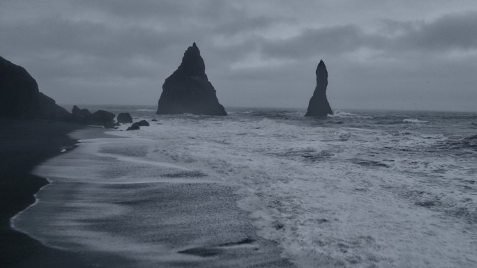 海浪中的岩石视频素材