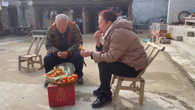 乡下午后坐院子聊天吃零食