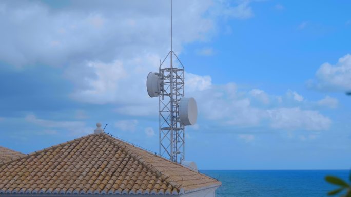 房屋旁的通信塔信号接收塔信号塔卫生接收器