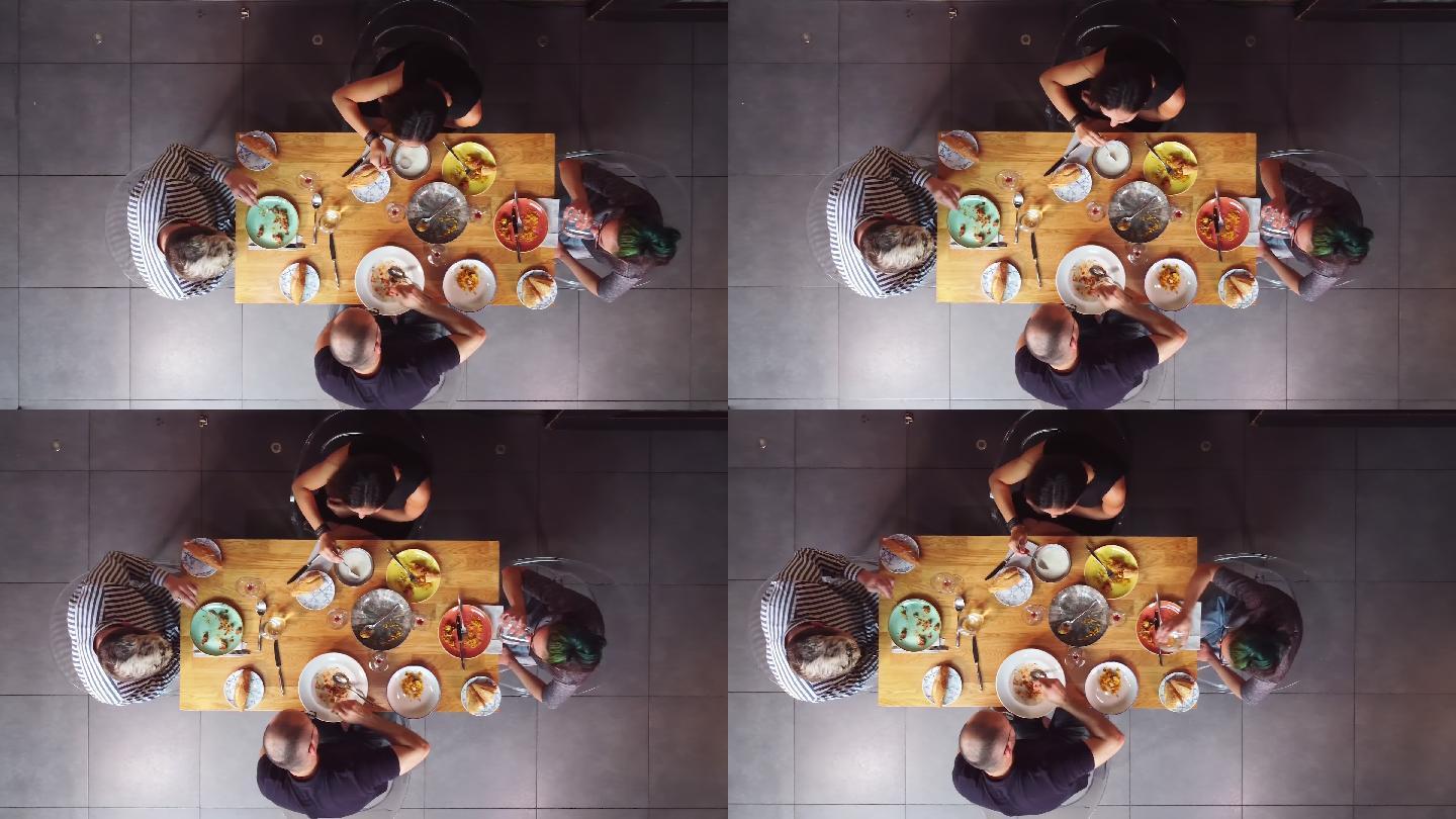 一群朋友在餐厅享用晚餐的俯视图。